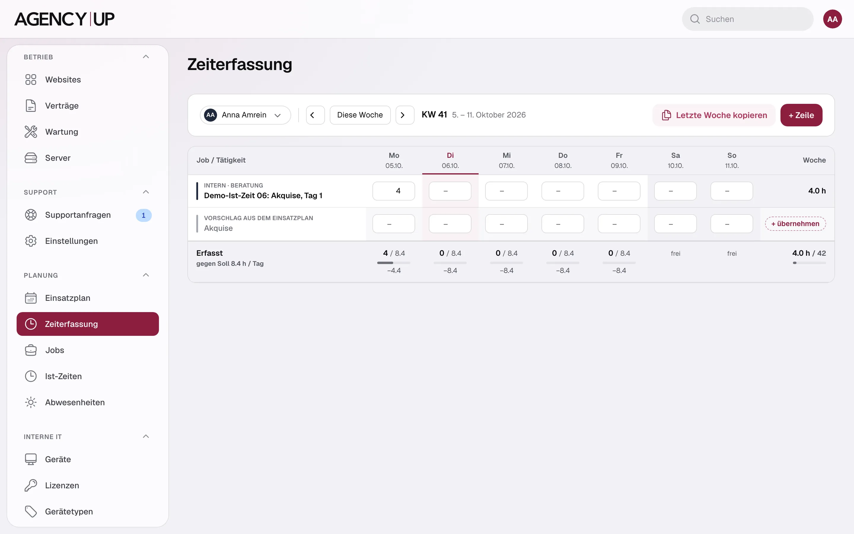 Wochenraster der Zeiterfassung mit Vorschlägen aus dem Einsatzplan